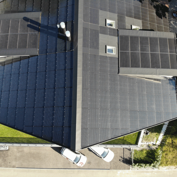 Installation photovoltaïque intégrée à la toiture d’une maison individuelle